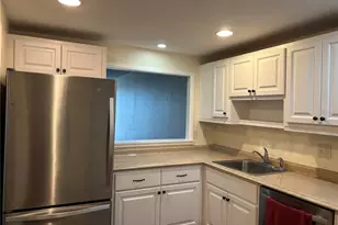 7461 W Country Club Dr N, Sarasota, FL 34243 - Photo 3