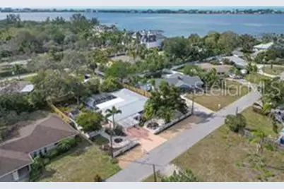 7860 Holiday Drive, Sarasota, FL 34231 - Photo 3