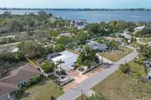 7860 Holiday Dr, Sarasota, FL 34231 - Photo 3