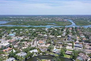 5502 Shadow Lawn Dr, Sarasota, FL 34242 - Photo 9