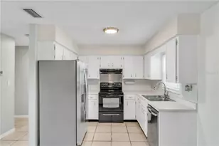 2705 20th Ave Dr W, Bradenton, FL 34205 - Photo 9