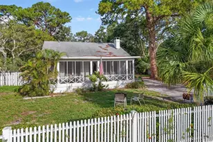 520 27th St W, Bradenton, FL 34205 - Photo 1