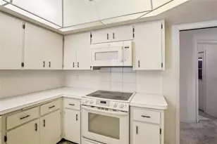 3640 Aster Dr, Sarasota, FL 34233 - Photo 11