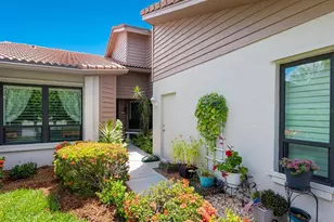 4004 Wilshire Cir E, Sarasota, FL 34238 - Photo 5