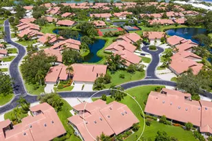 4004 Wilshire Cir E, Sarasota, FL 34238 - Photo 3