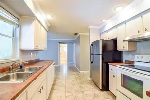 2069 Country Meadows Ln, Sarasota, FL 34235 - Photo 7