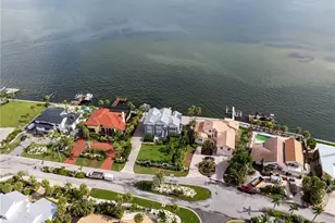 709 Key Royale Dr, Holmes Beach, FL 34217 - Photo 15