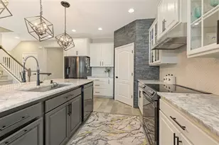 2821 Oriole Dr, Sarasota, FL 34243 - Photo 9