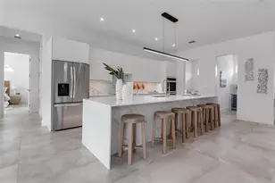 2532 Fruit Tree Dr, Sarasota, FL 34239 - Photo 9