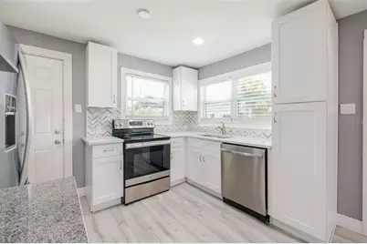 10562 Lake Drive, Seminole, FL 33772 - Photo 9