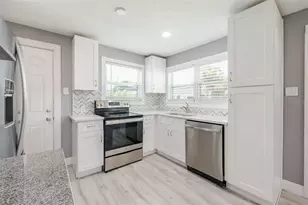 10562 Lake Dr, Seminole, FL 33772 - Photo 9