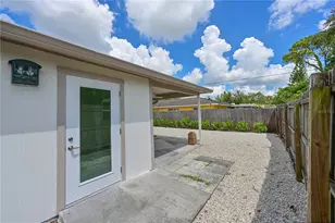 412 Bailey Rd, Sarasota, FL 34237 - Photo 25