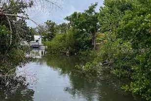 300 Garden Ln, Sarasota, FL 34242 - Photo 21