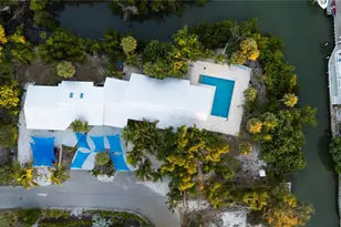 300 Garden Ln, Sarasota, FL 34242 - Photo 7