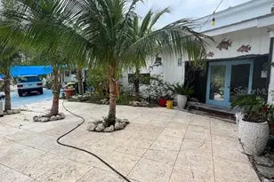 300 Garden Ln, Sarasota, FL 34242 - Photo 9