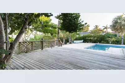 300 Garden Lane, Sarasota, FL 34242 - Photo 9