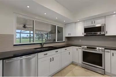 5217 Canterbury Drive, Sarasota, FL 34243 - Photo 9