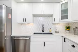 6939 W Country Club Dr N, Sarasota, FL 34243 - Photo 13