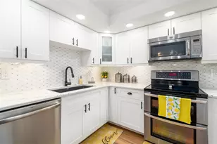 6939 W Country Club Dr N, Sarasota, FL 34243 - Photo 15