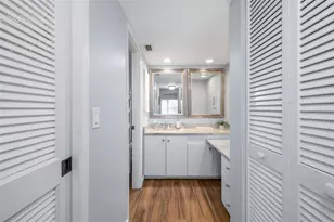 6939 W Country Club Dr N, Sarasota, FL 34243 - Photo 23