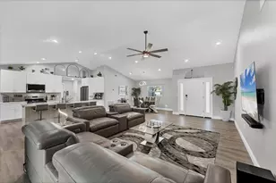 618 Eastpointe Ct, Sarasota, FL 34232 - Photo 9