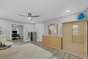 618 Eastpointe Ct, Sarasota, FL 34232 - Photo 17