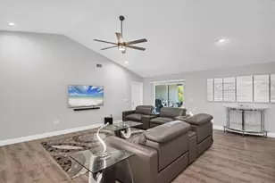 618 Eastpointe Ct, Sarasota, FL 34232 - Photo 7