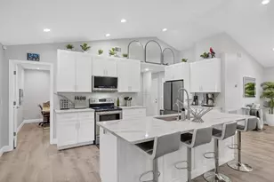 618 Eastpointe Ct, Sarasota, FL 34232 - Photo 3