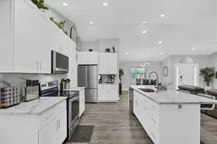 618 Eastpointe Ct, Sarasota, FL 34232 - Photo 13