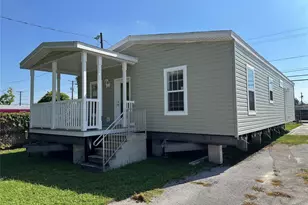 204 Freeport Dr, Sarasota, FL 34233 - Photo 5