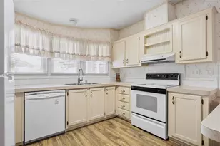 8427 Castle Garden Rd, Palmetto, FL 34221 - Photo 9