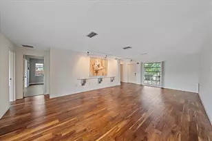 7077 W Country Club Dr N, Sarasota, FL 34243 - Photo 3