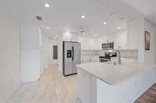 7077 W Country Club Dr N, Sarasota, FL 34243 - Photo 7