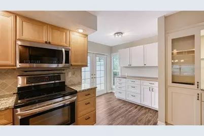 7340 Golf Pointe Circle, Sarasota, FL 34243 - Photo 19