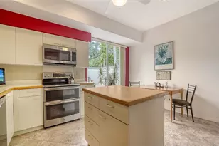 3933 Chatsworth Greene, Sarasota, FL 34235 - Photo 5