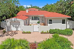 860 Snell Isle Blvd NE, Saint Petersburg, FL 33704 - Photo 1