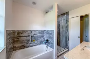 418 Edwards Dr, Sarasota, FL 34243 - Photo 17