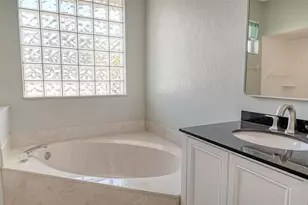 4010 Green Tree Ave, Sarasota, FL 34233 - Photo 23