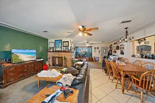 2340 Valencia Dr, Sarasota, FL 34239 - Photo 7