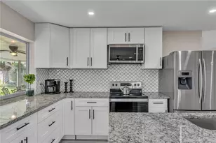 2544 Carlisle Pl, Sarasota, FL 34231 - Photo 9