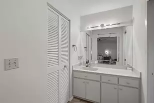 4424 Meadow Creek Cir, Sarasota, FL 34233 - Photo 11