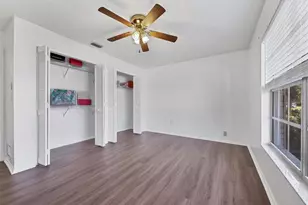 4247 Oakhurst Cir E, Sarasota, FL 34233 - Photo 27