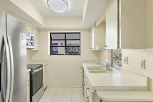 4223 Oakhurst Cir E, Sarasota, FL 34233 - Photo 9