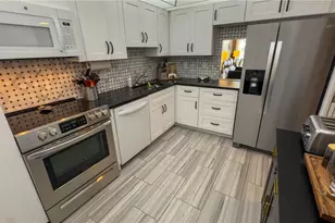 7461 W Country Club Dr N, Sarasota, FL 34243 - Photo 21