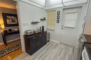 7461 W Country Club Dr N, Sarasota, FL 34243 - Photo 9