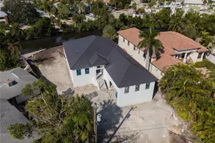 276 Island Cir, Sarasota, FL 34242 - Photo 3