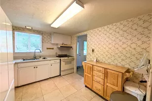 2303 Sunset Dr, Bradenton, FL 34207 - Photo 3