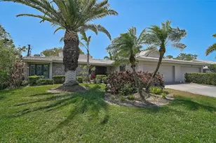 3890 Wilshire Cir, Sarasota, FL 34238 - Photo 5