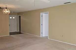 4297 Oakhurst Cir E, Sarasota, FL 34233 - Photo 5