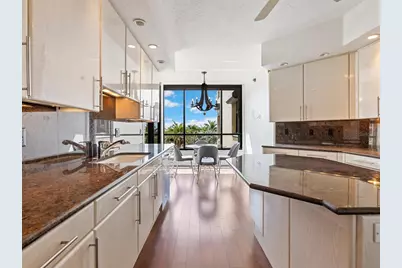 1241 Gulf Of Mexico Drive #203, Longboat Key, FL 34228 - Photo 9